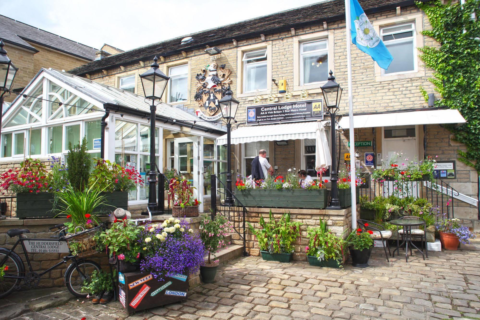 Huddersfield Central Lodge Exterior photo